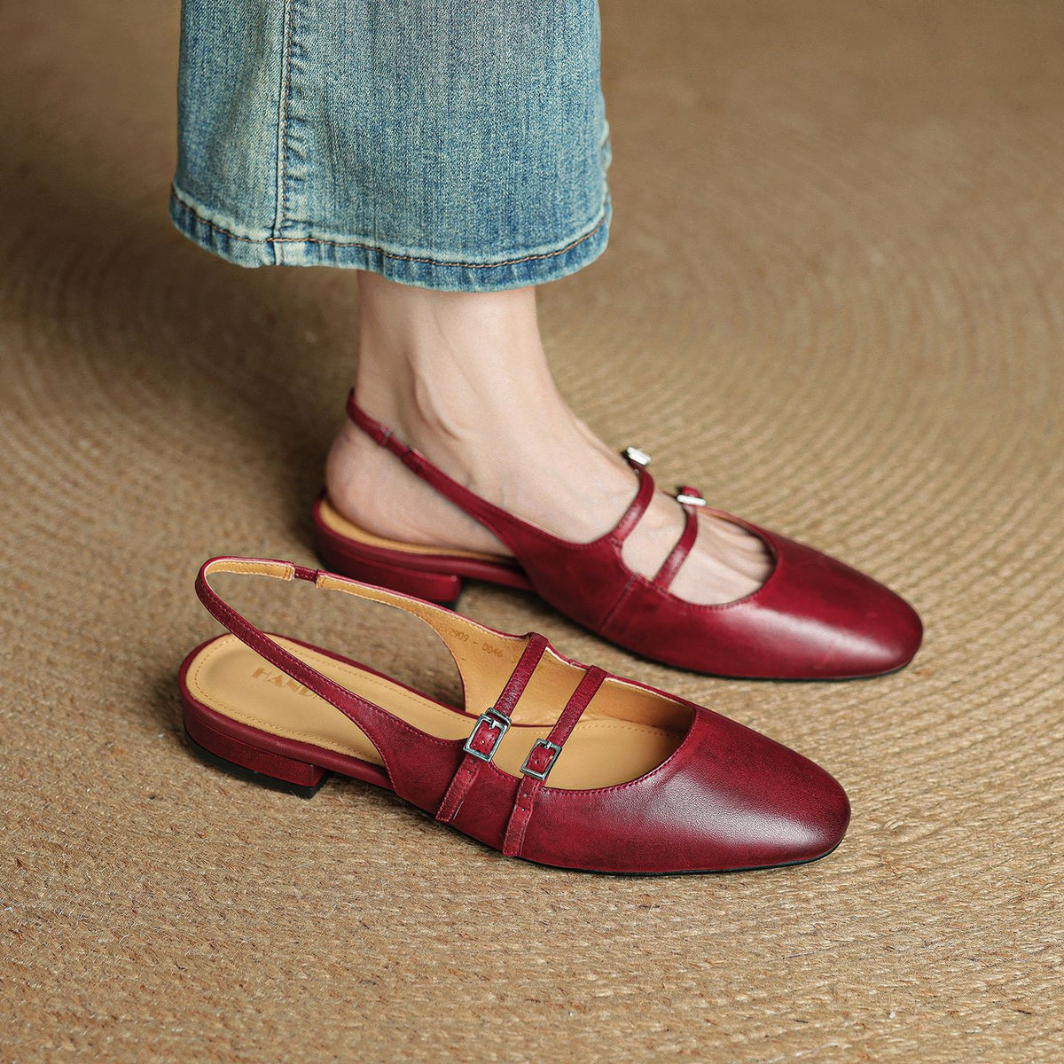 New Womens Flat Sandals With A Soft Sole And A Single Strap