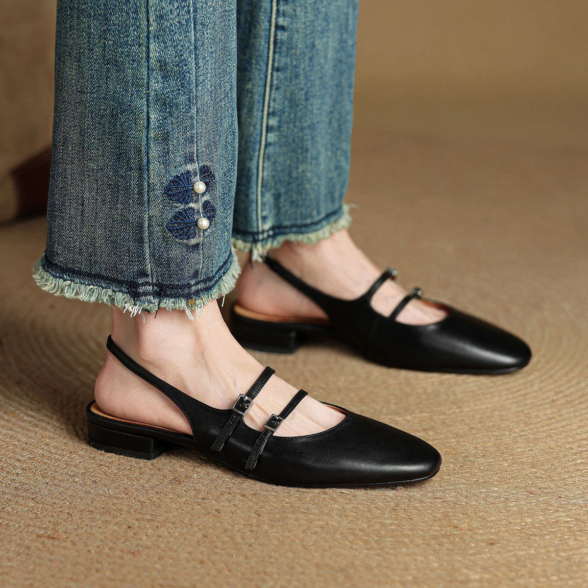 New Womens Flat Sandals With A Soft Sole And A Single Strap 