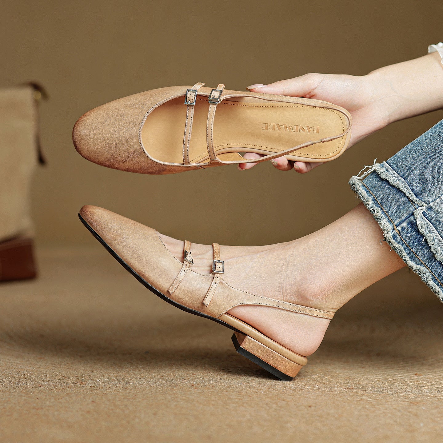 New Womens Flat Sandals With A Soft Sole And A Single Strap 